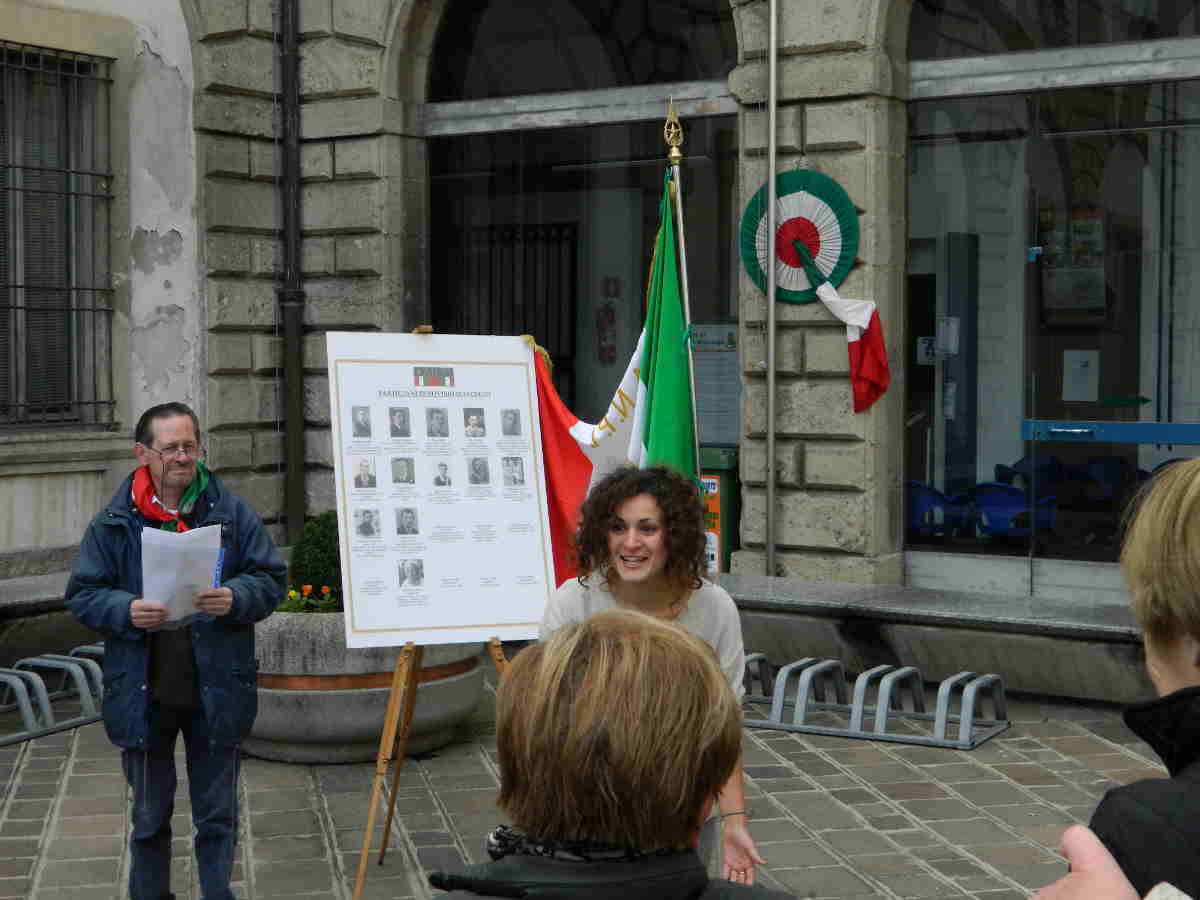 Foto, Rievocazione degli arresti a cura dell'attrice Alba nel cortile del palazzo comunale