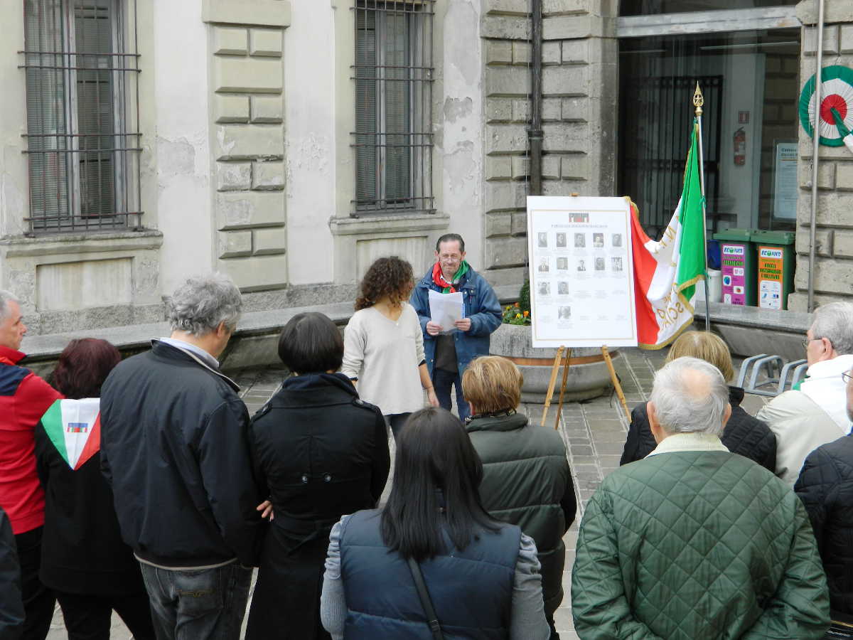 Foto, Rievocazione degli arresti a cura dell'attrice Alba nel cortile del palazzo comunale