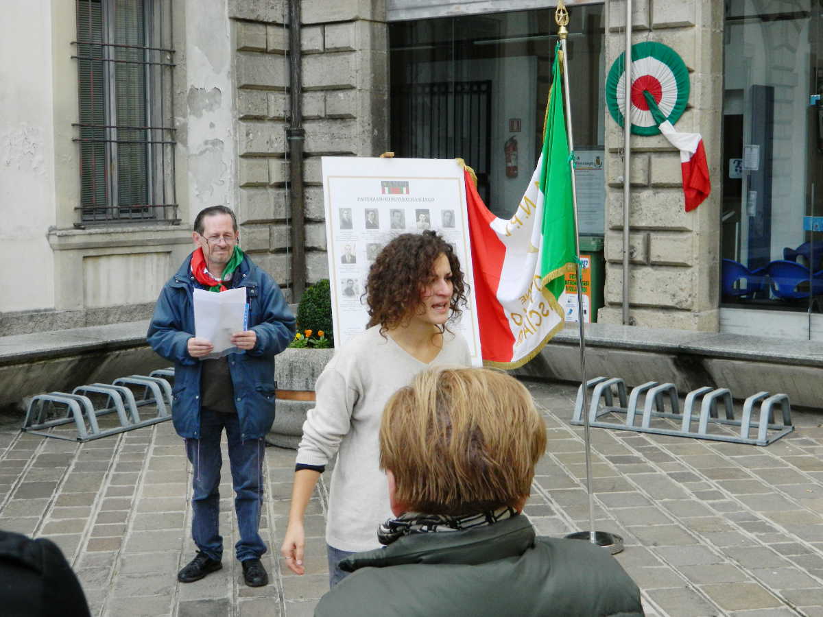 Foto, Rievocazione degli arresti a cura dell'attrice Alba nel cortile del palazzo comunale