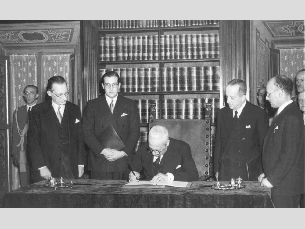 foto firma promulgazione della Costituzione Italiana