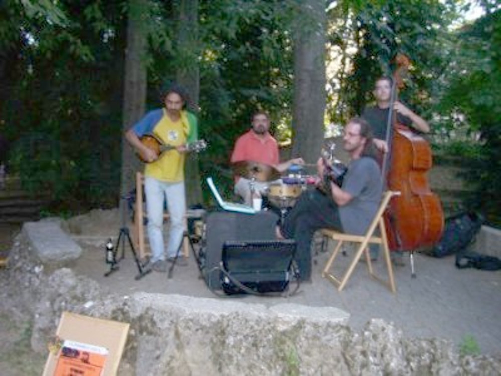 foto, momenti dell'esposizione della mostra e brindisi con musica della Piccola Orchestra Fonomeccanica