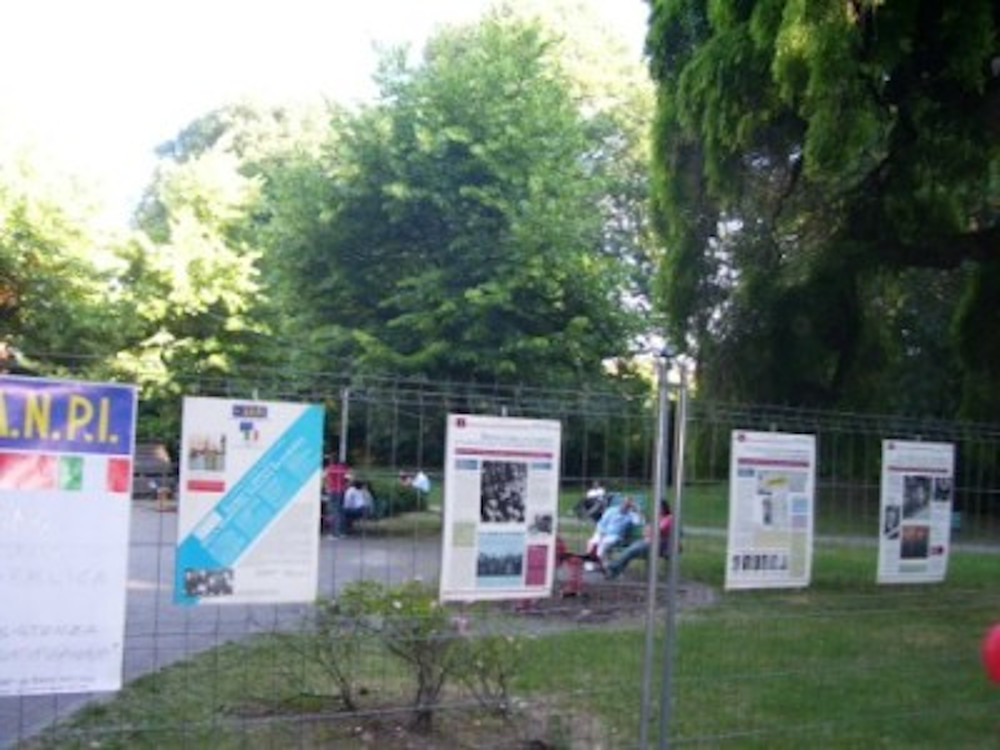 foto, momenti dell'esposizione della mostra e brindisi con musica della Piccola Orchestra Fonomeccanica