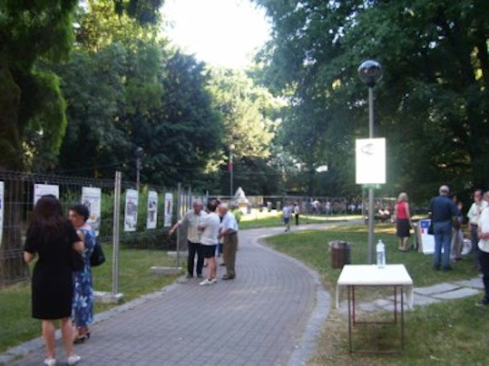 foto, momenti dell'esposizione della mostra e brindisi con musica della Piccola Orchestra Fonomeccanica