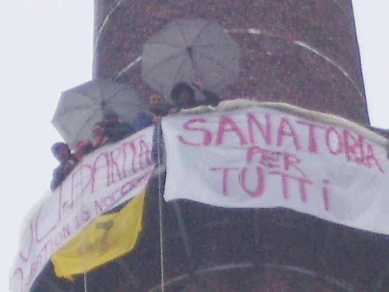 Foto presidio e occupazione della Torre Carlo Erba di Via Imbonati a Milano