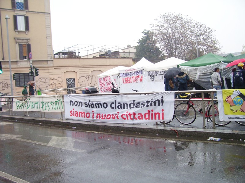 Foto presidio e occupazione della Torre Carlo Erba di Via Imbonati a Milano
