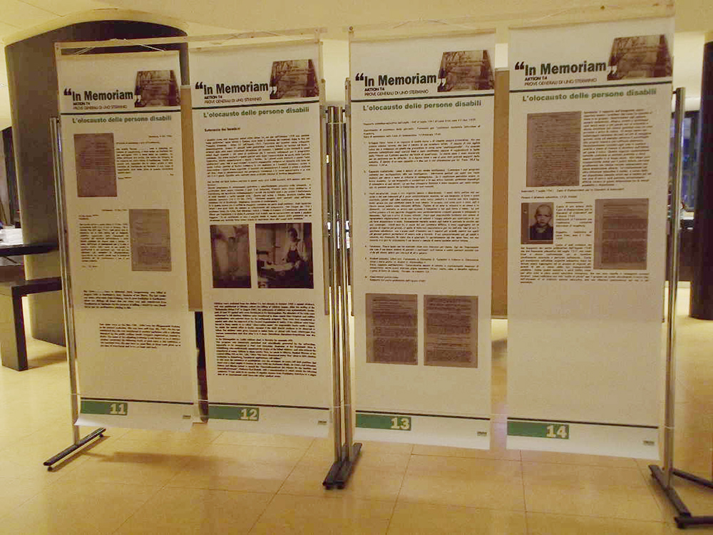 foto, esposizione della mostra AKTION T4 nella sala d'accoglienza del comune di Limbiate