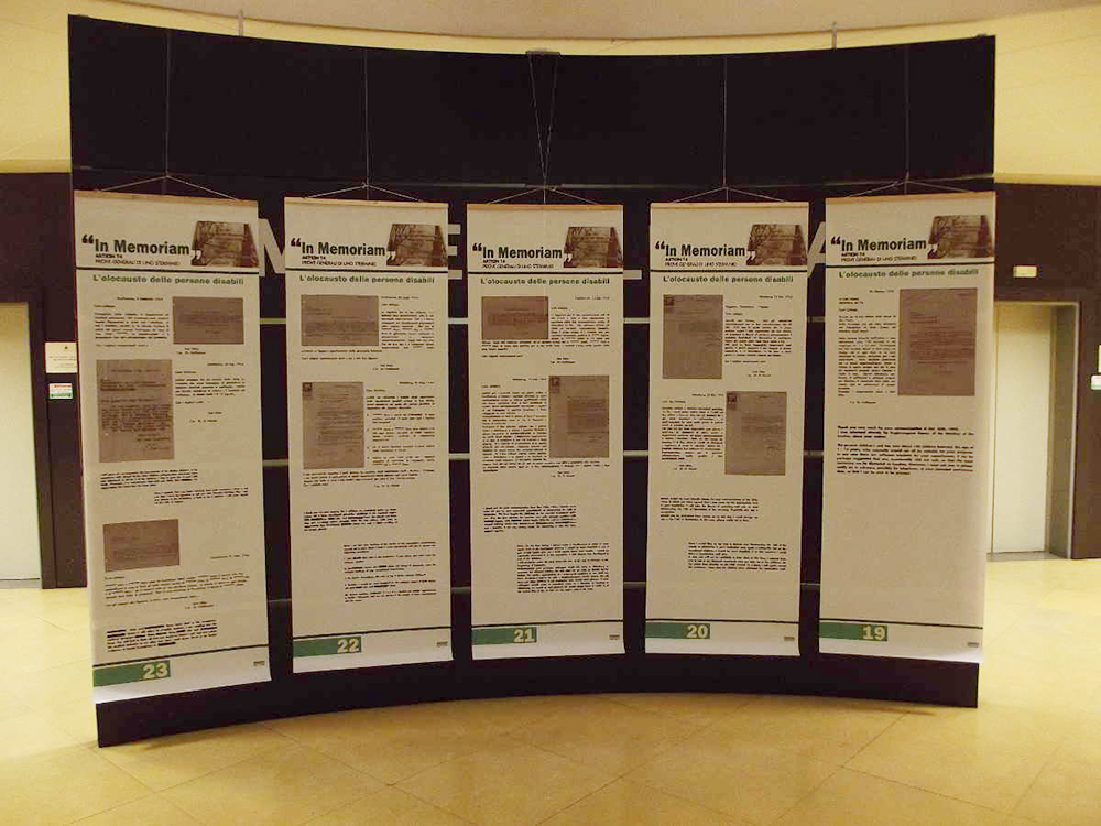 foto, esposizione della mostra AKTION T4 nella sala d'accoglienza del comune di Limbiate