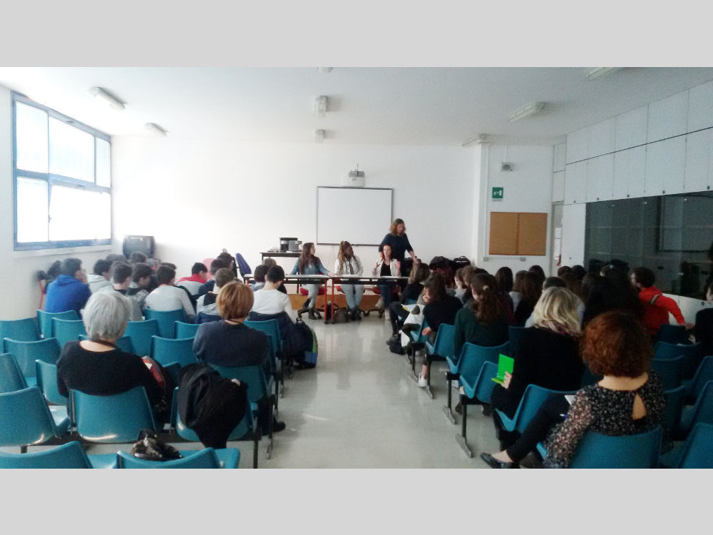foto intervento di delle educatrici di NATUR&