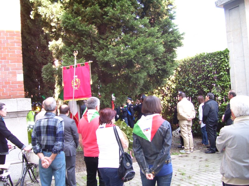 Foto cerimonia almonumento a tutti i caduti al Parco di via Roma