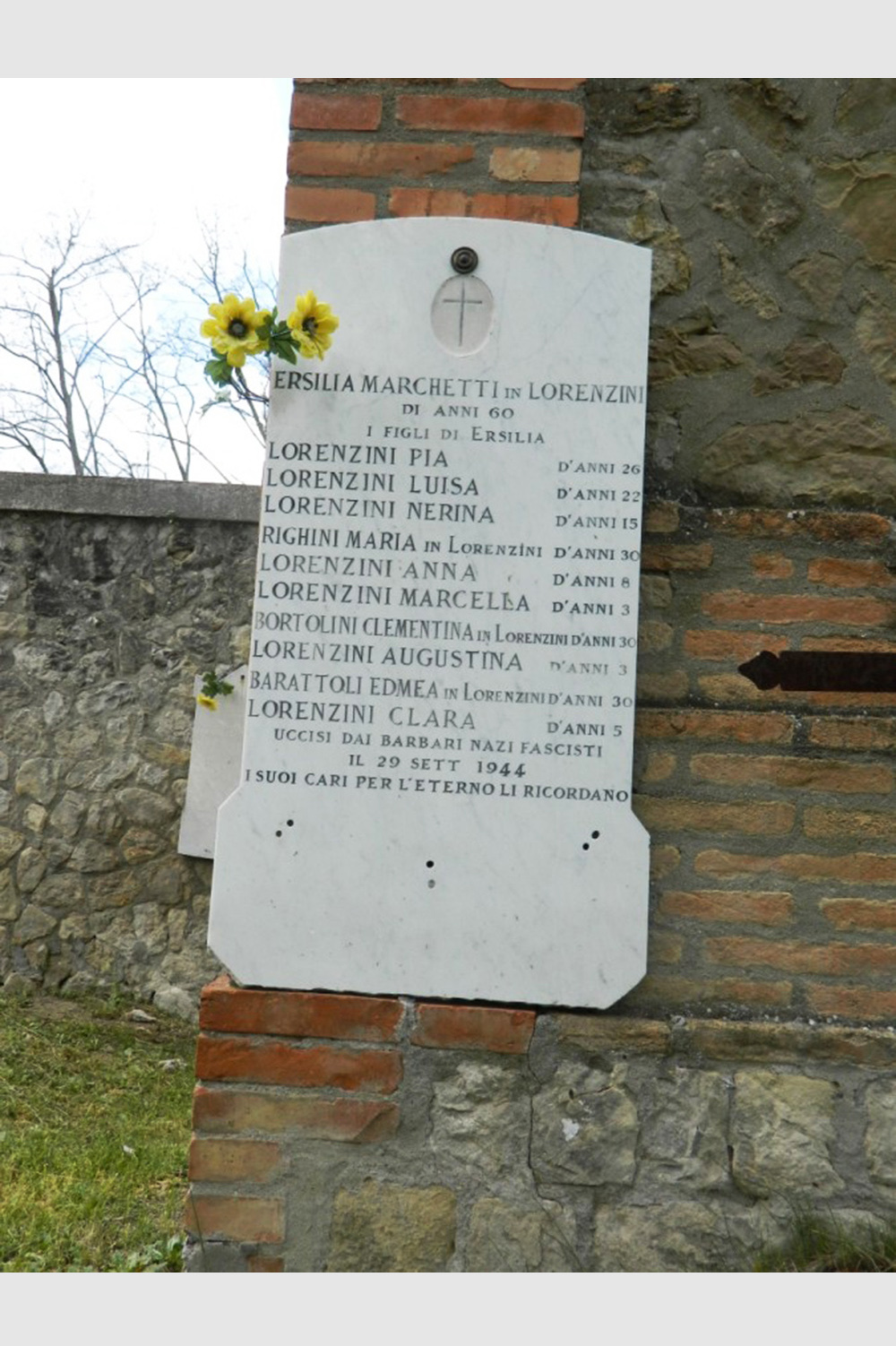 Foto,Targhe in memoria di alcuni dei martiri