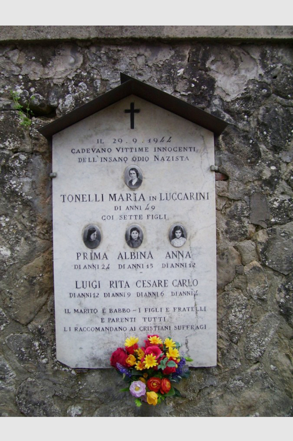 Foto, Targhe in memoria di alcuni dei martiri