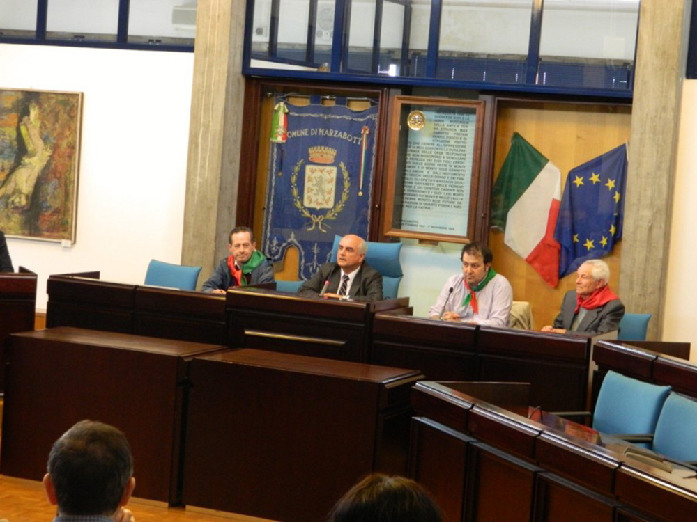 Foto, ricevimento all'interno dell'aula consigliare di Marzabotto