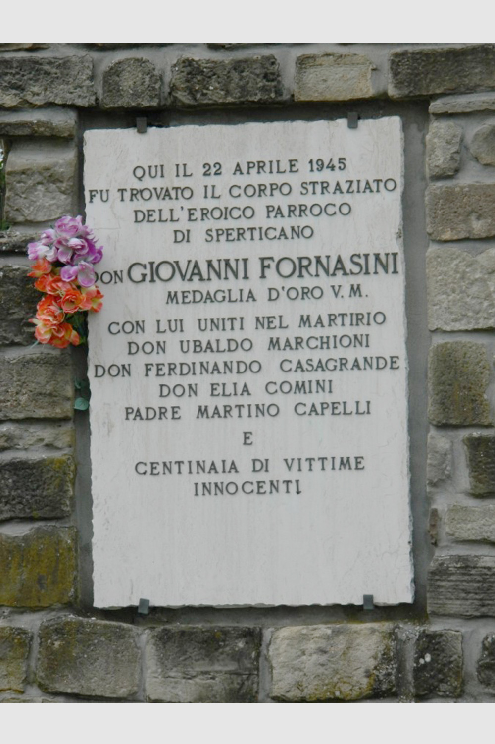 Foto, Targhe in memoria di alcuni dei martiri