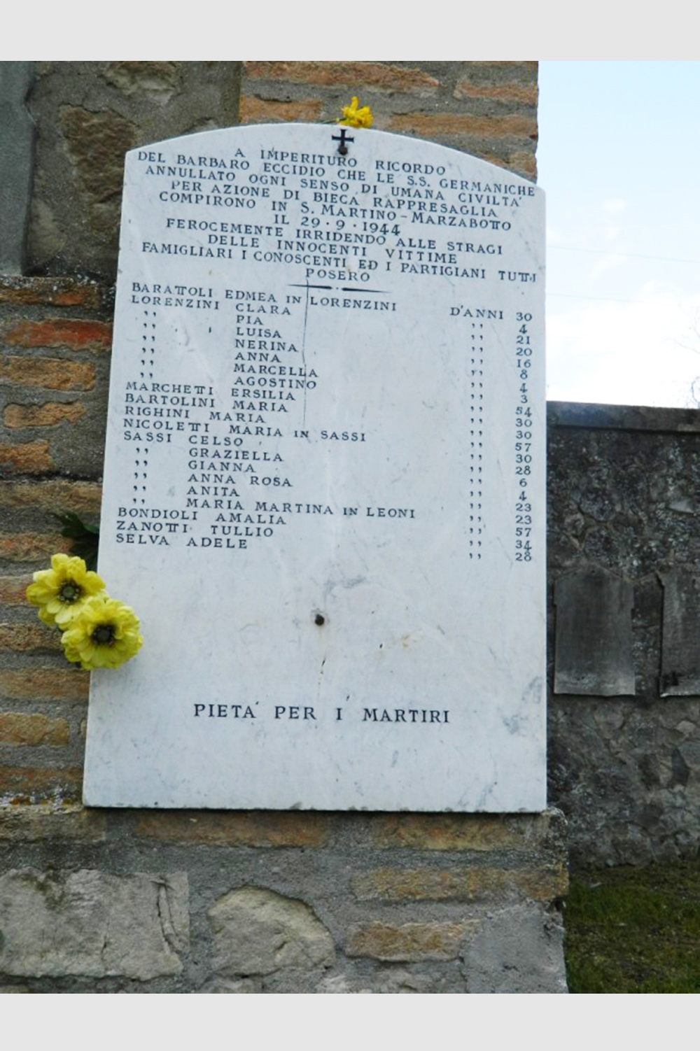 Foto, Targhe in memoria di alcuni dei martiri