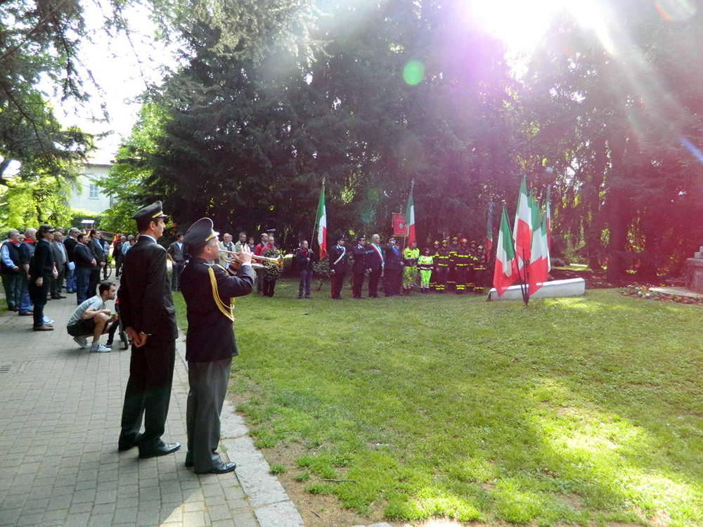 Foto cerimonia almonumento a tutti i caduti al Parco di via Roma