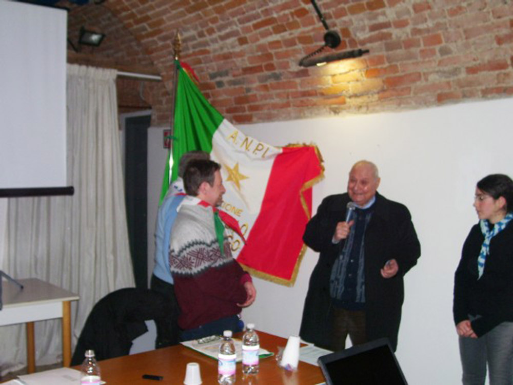 foto Consegna della bandiera di sezioneGiorno della memoria 2010