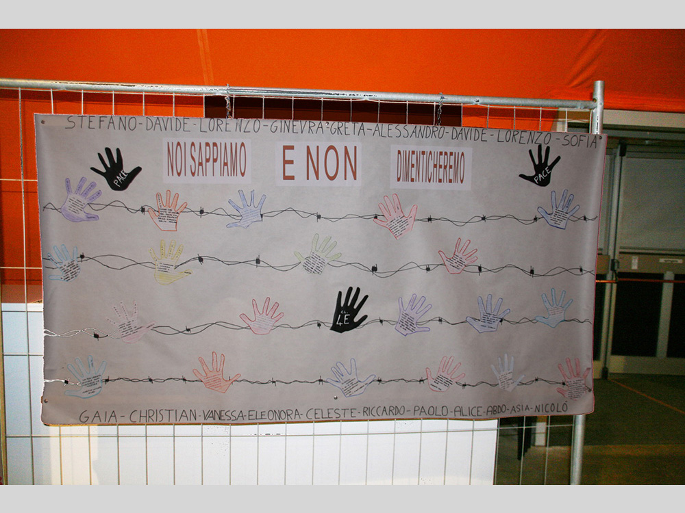 foto manifesti prodotti dai ragazzi della scuola elementare